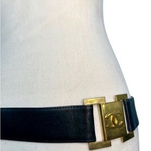 CHANEL - COLLECTION 26 - BLACK LEATHER & GOLD-TONE LINK 1980 BELT - 38 / 95